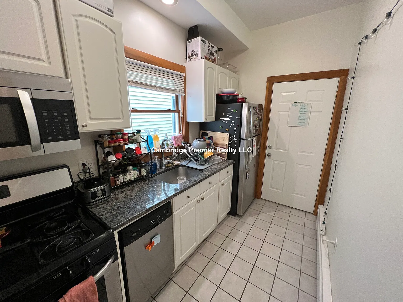 3 bed, 900 sqft, $4,475 — Photo 1
