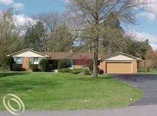 1065 Willow Ln, Howell, MI 48843