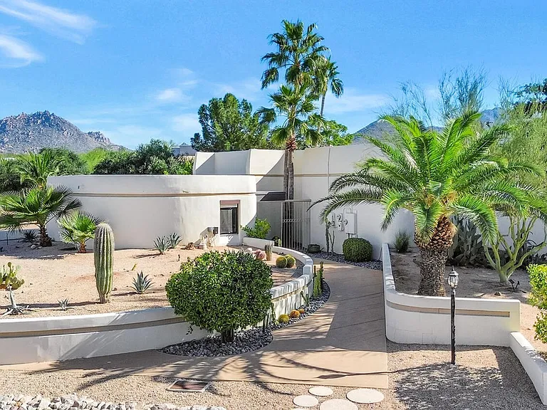 9447 E Calle De Valle Dr — Photo 2