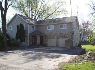 215 Channel Dr, Island Lake, IL 60042