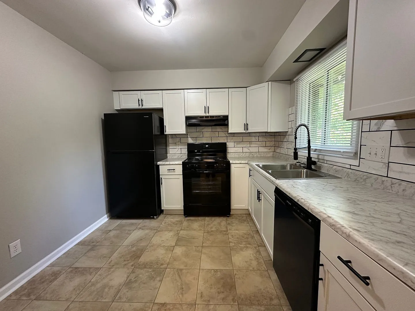 3 bed, 2.5 bath, $1,800 — Photo 2