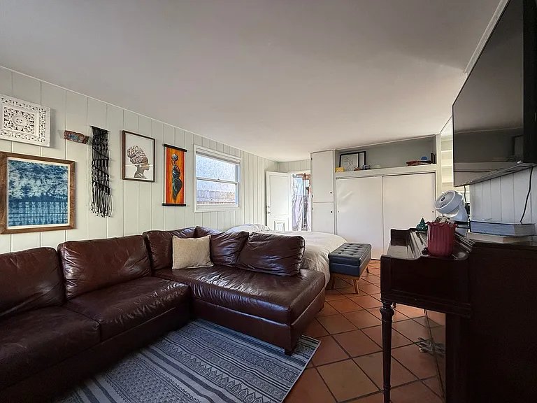 4464 1/2 Figueroa Blvd — Photo 3