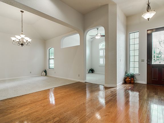 3rd image of 102 Garden Trce
