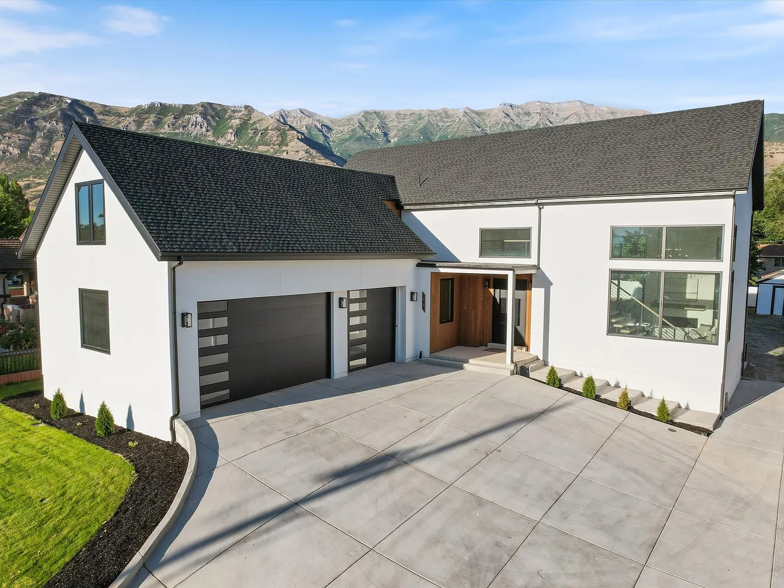 6 bed, 5896 sqft, $6,000 — Photo 2