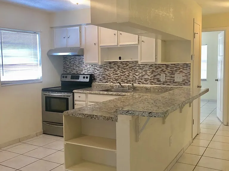 204 La Paz Dr — Photo 3