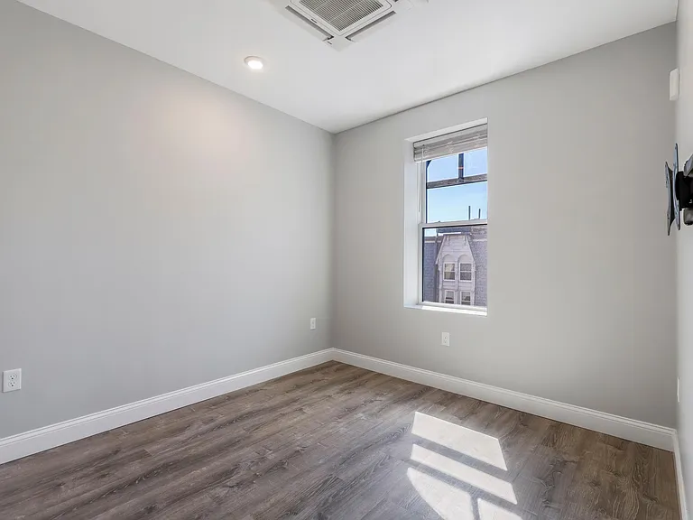 276-282 Hanover St #15 — Photo 7