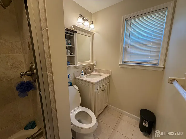 911 Yorkshire Dr — Photo 8