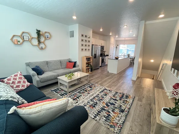 1061 E Waterway Ln, Saratoga Springs, UT 84045