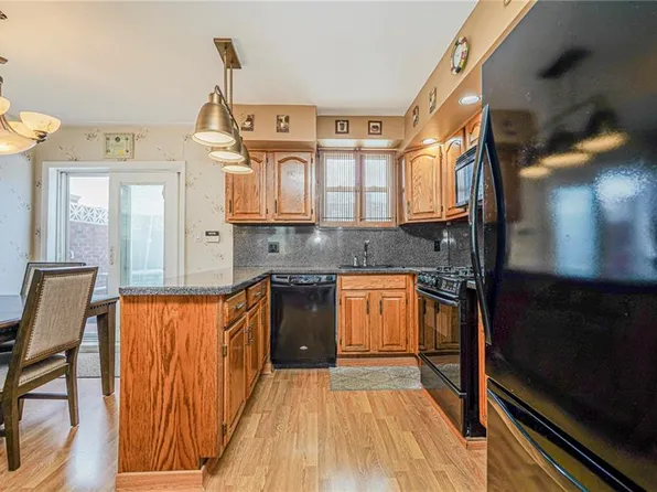 326 Bay 14th Street image 9 of 36