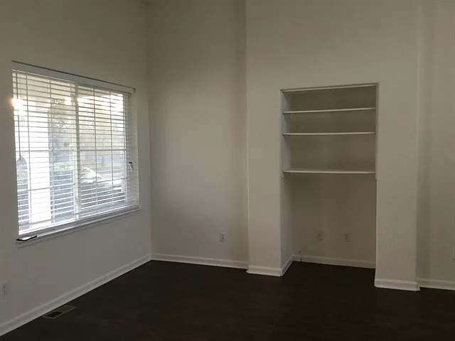 3 bed, 2.5 bath, 1727 sqft, $3,035 — Photo 3