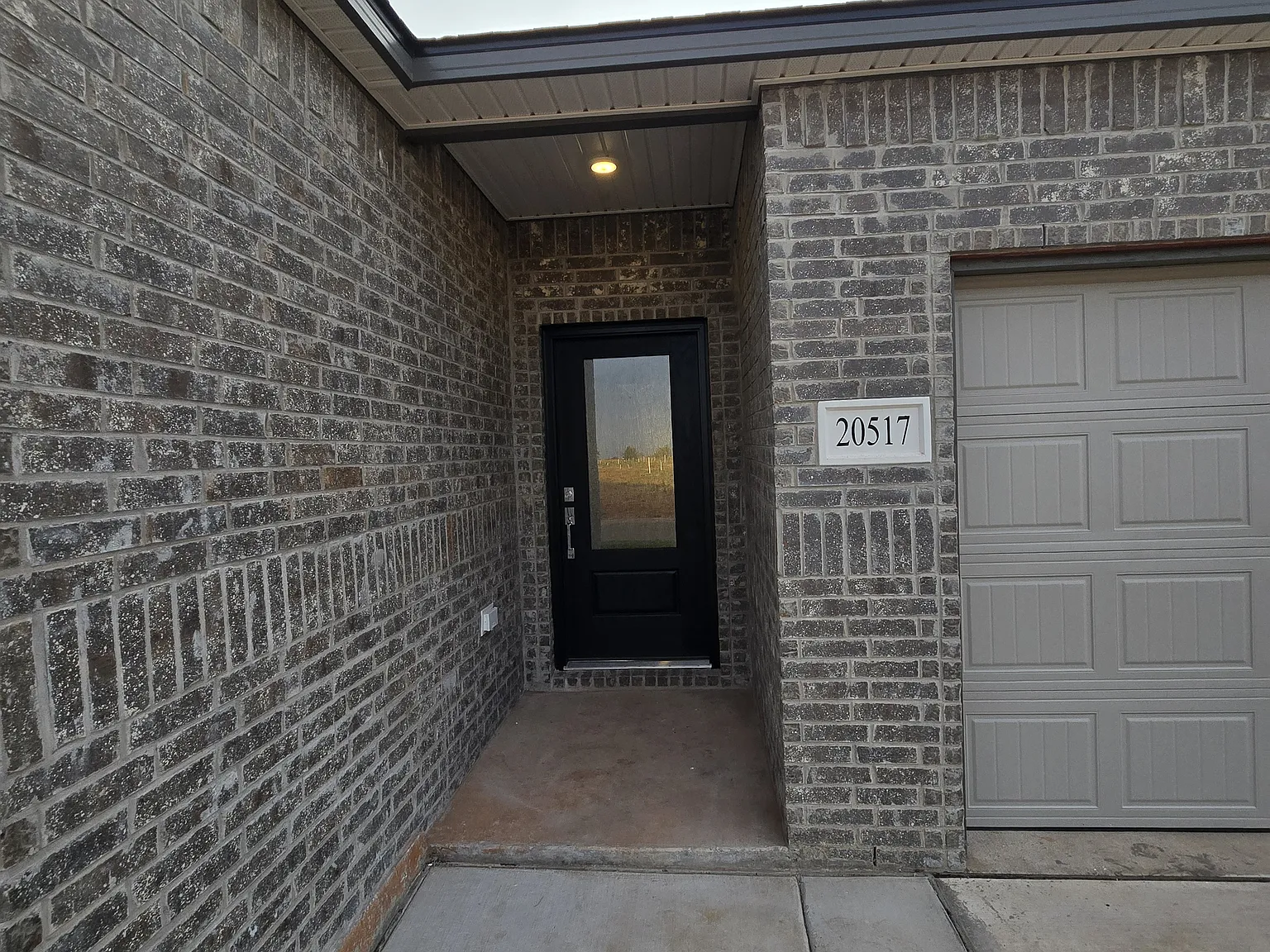 3 bed, 1604 sqft, $1,975 — Photo 2
