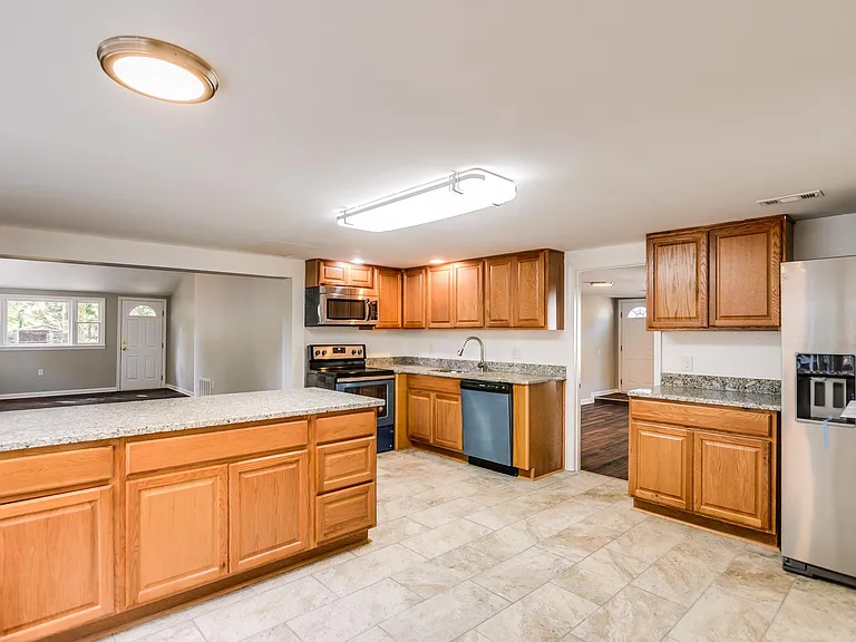 1086 Sun Valley Dr — Photo 1