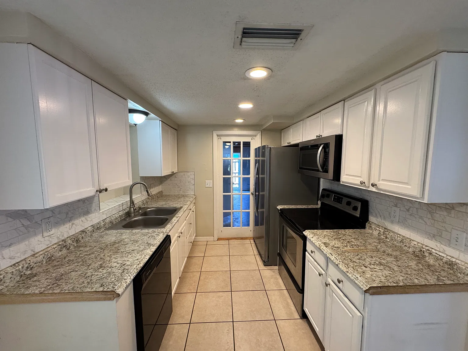 3 bed, 1450 sqft, $2,050 — Photo 4