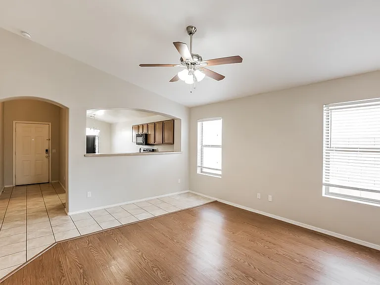 5704 S 32nd Dr — Photo 5