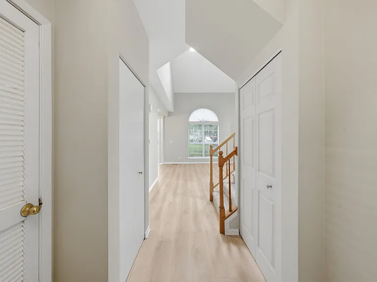 610 Woodhaven Dr — Photo 2