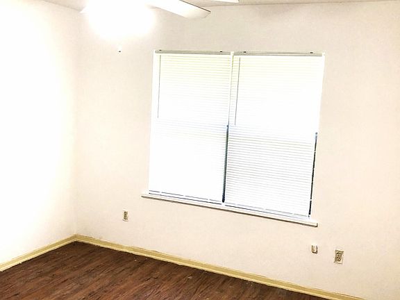 2nd image of 413 Knollwood Cir #B