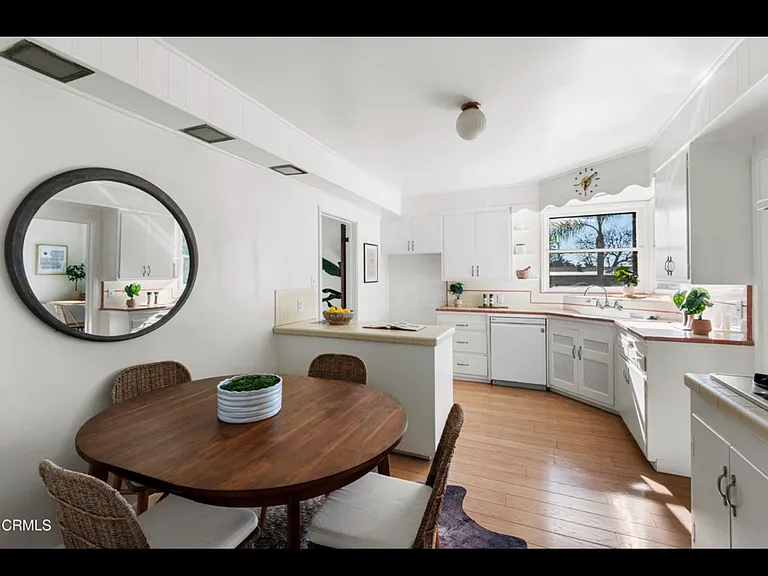 1563 Valencia Ave — Photo 29