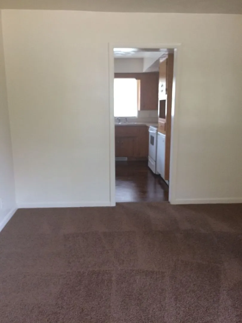 3 Bedroom 1.5 Bath House Month to Month Lease — Photo 3