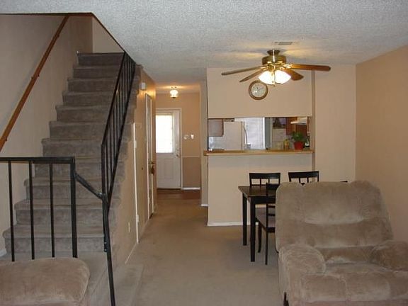5th image of 621 Carriagehouse Ln APT 7