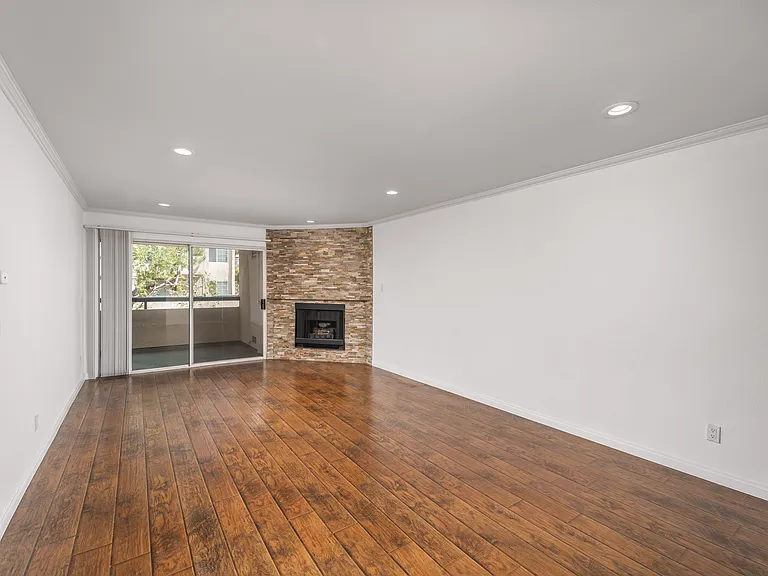 5520 Owensmouth Ave #108 — Photo 2