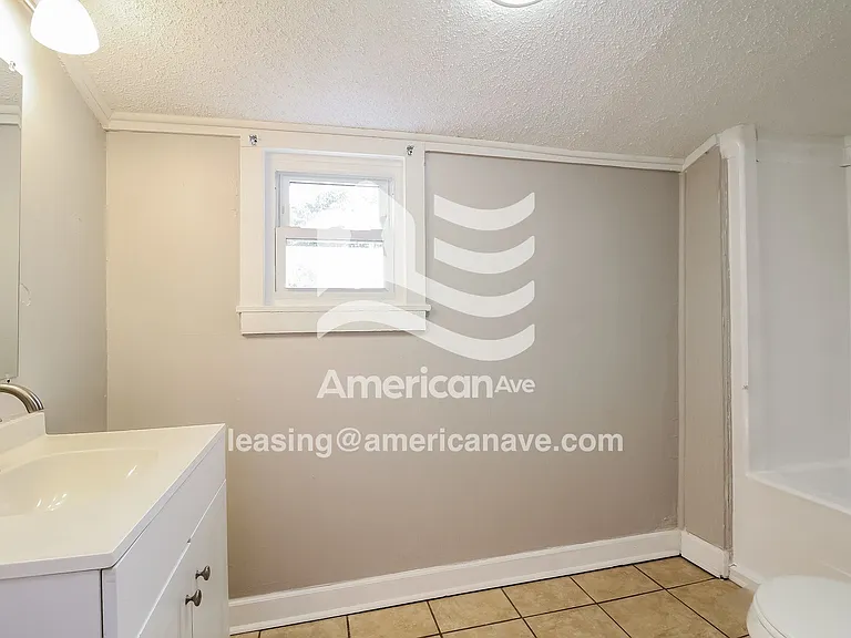 535921_012_bathroom_14241633.jpg