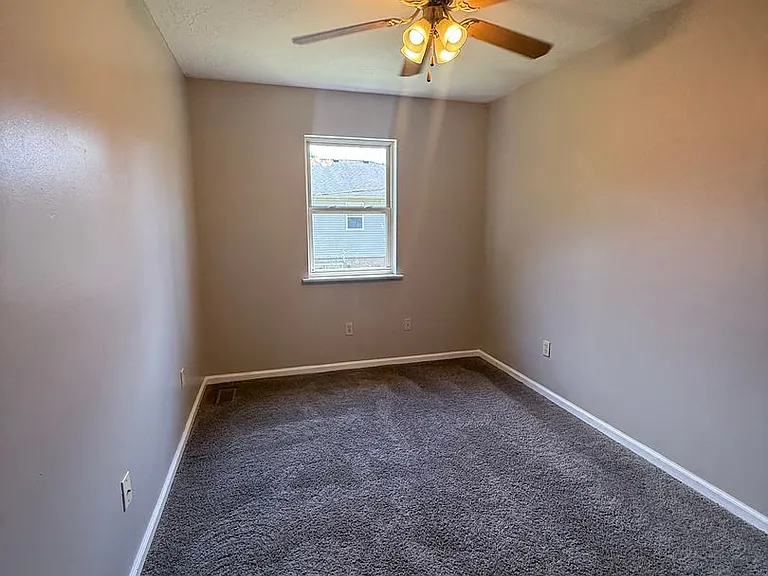 154 W Peach St — Photo 7