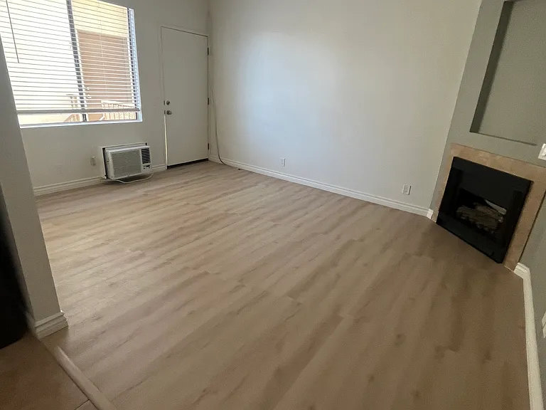 Living Room/Wall AC