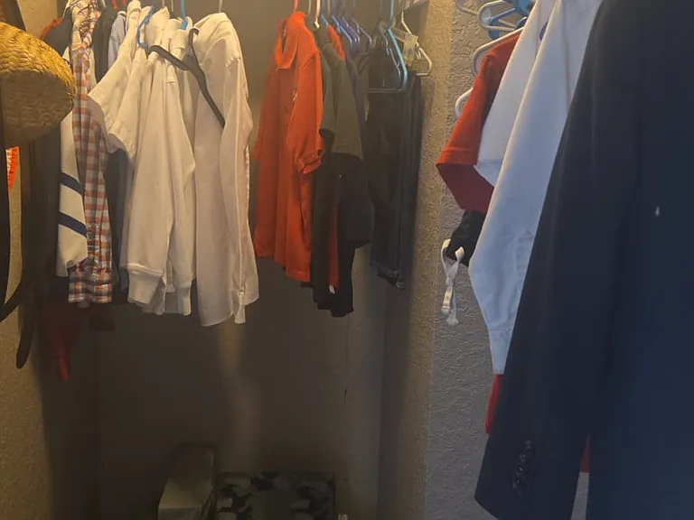 Walk in closets in 4/5 bedrooms