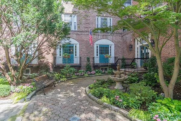 Rented by Rhona Realty | media 17