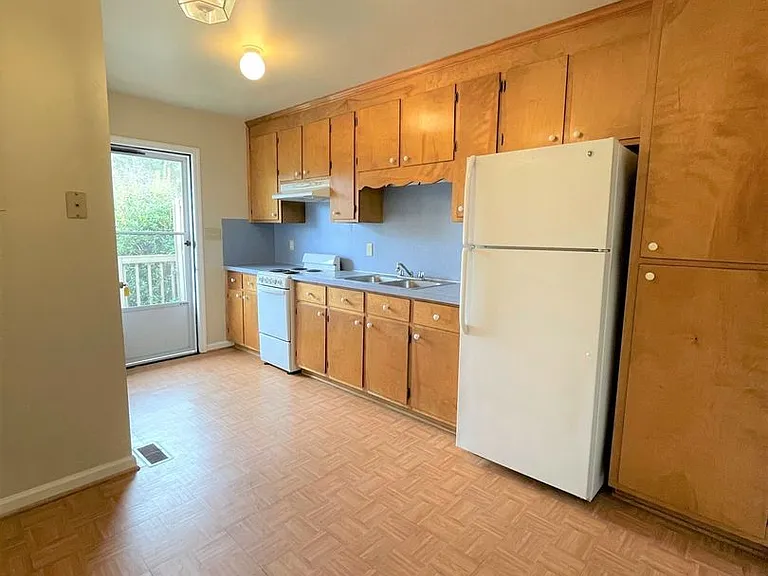 124 E Ferrell St — Photo 4
