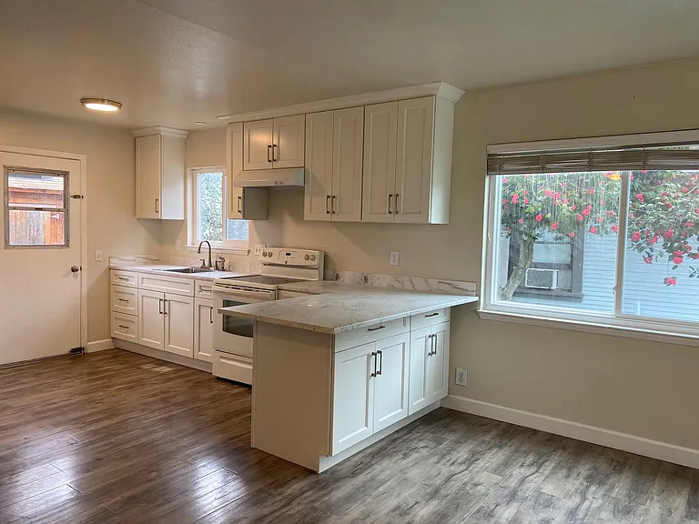 192 Florence St — Photo 2