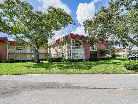 5th image of 98 Spring Pl Unit 205
