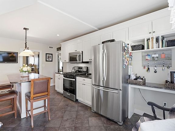 3rd image of 325 Mountain Ave