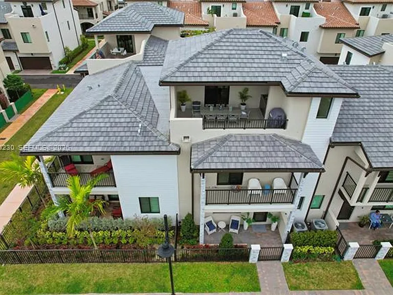 4534 NW 83rd Ave — Photo 3