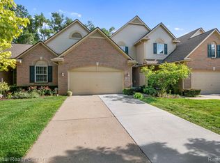 8019 Springdale Dr, White Lake, MI 48386