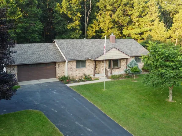 8751 Coyle Dr, Pinckney, MI 48169