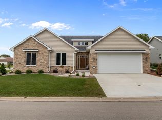 810 Whisper Falls Ln, Menasha, WI 54952
