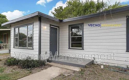 435 W Bedford Ave #1 Photo 1