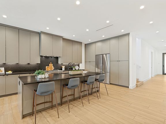 4th image of 5817 Richmond Ave