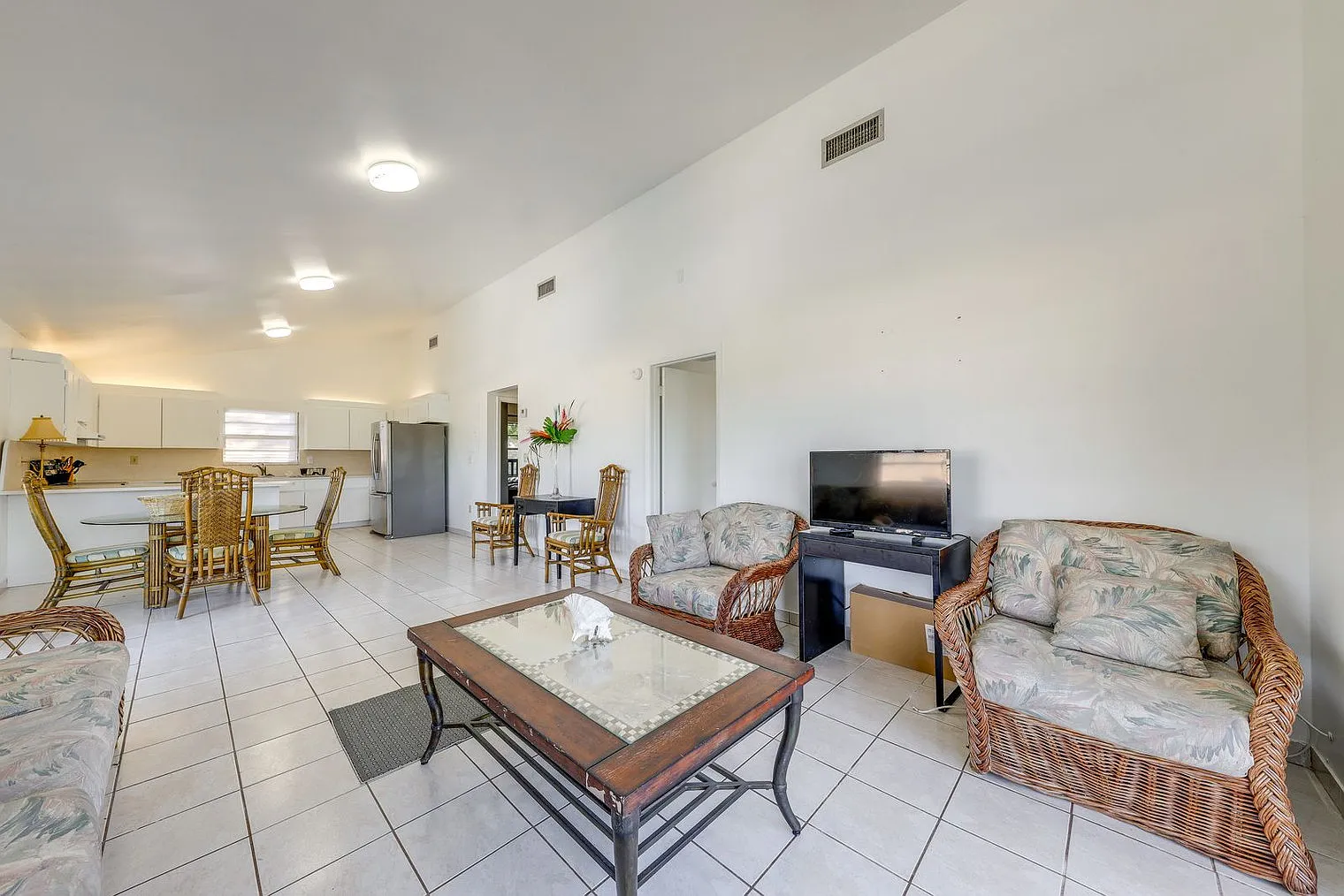 2 bed, 2.0 bath, 2098 sqft, $4,580 — Photo 3