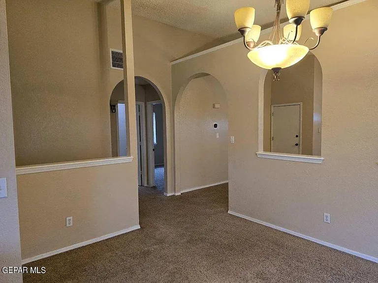 12105 Castle View Way — Photo 8