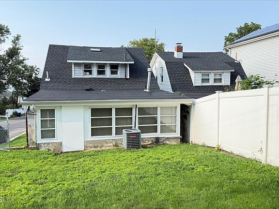 3rd image of 104 Burlington Ave