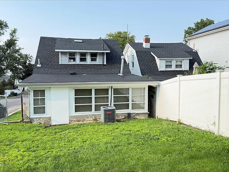 104 Burlington Ave — Photo 3
