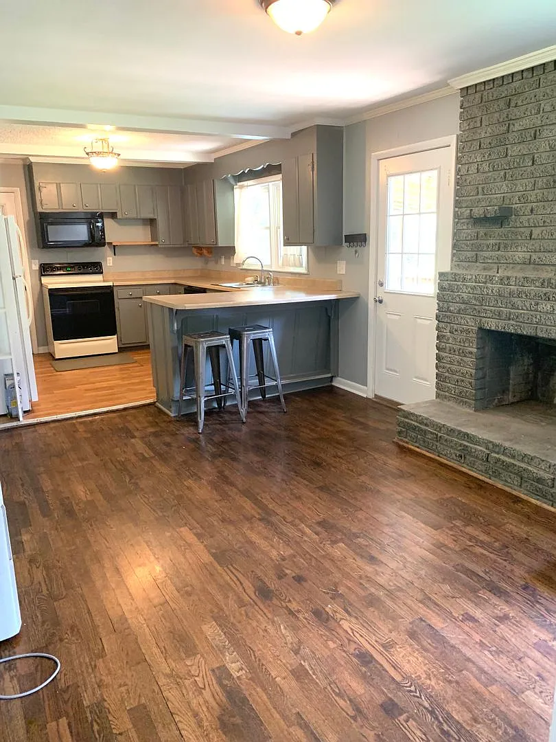 Country feel close to the city? you got it! 3 Bedroom 1 Bath for $1750 — Photo 2