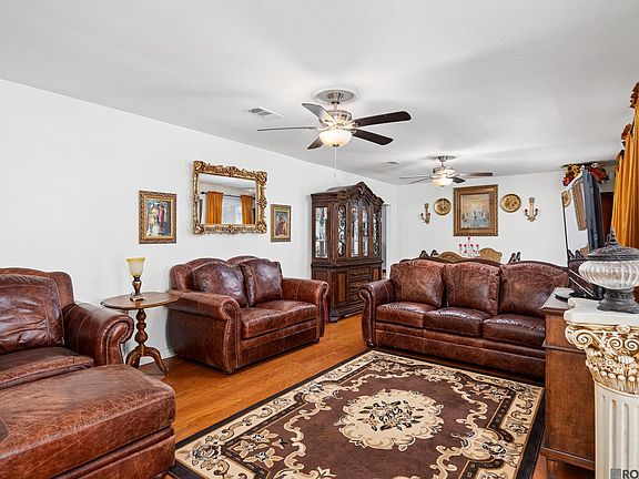 3rd image of 1275 E Riveroaks Dr
