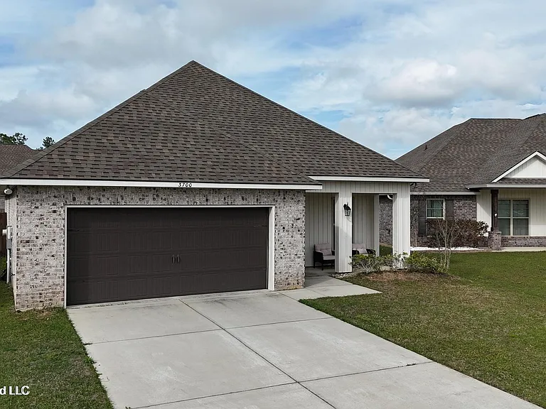 3700 Victor Ln — Photo 2