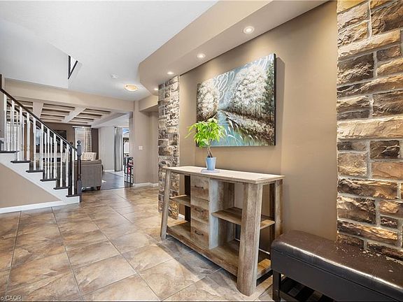 5th image of 299 Moorlands Cres