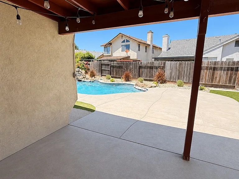 2053 Sheldon Dr — Photo 18