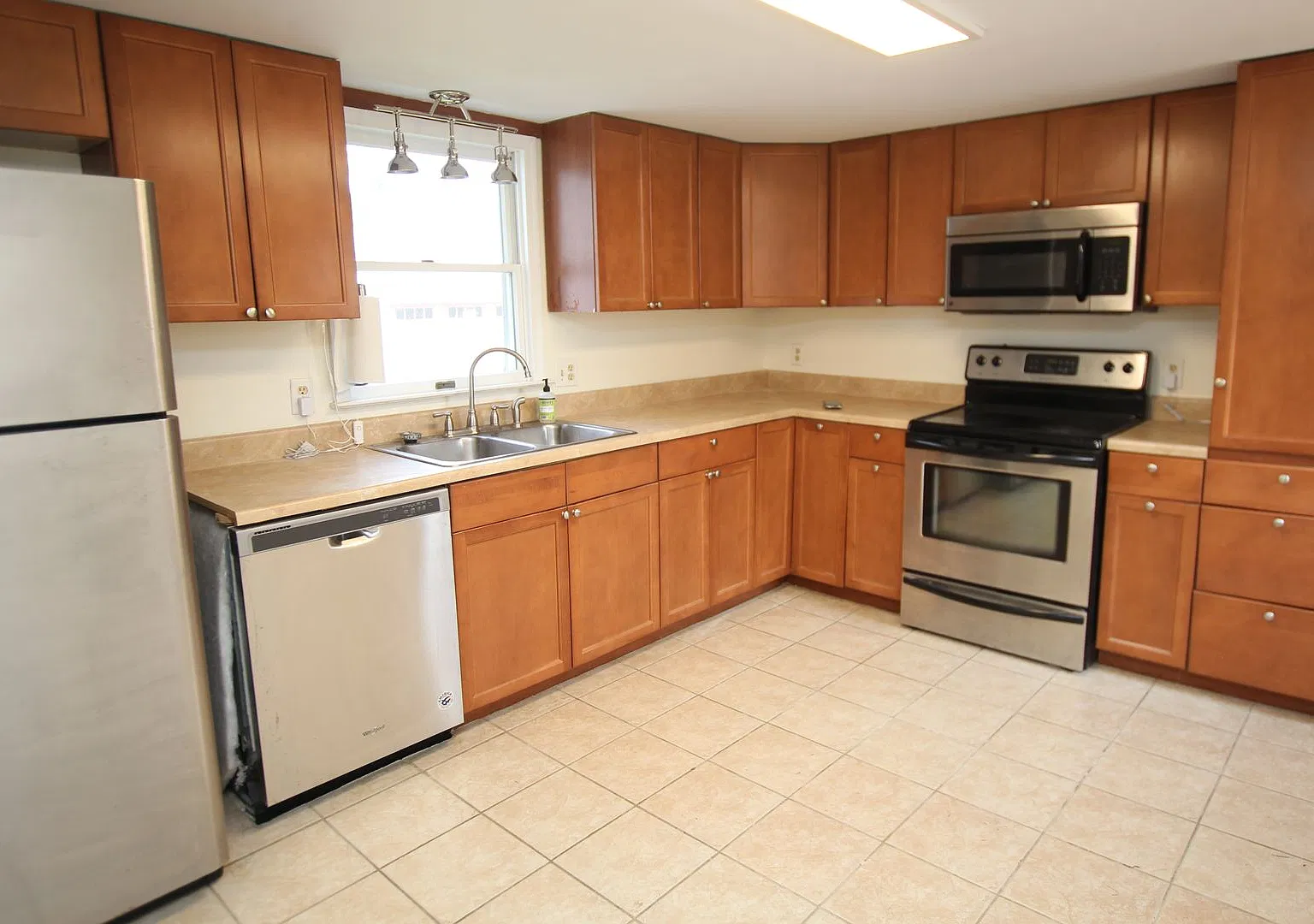 Farm house charm! A great home with a country feel and a spcious yard to enjoy. — Photo 3