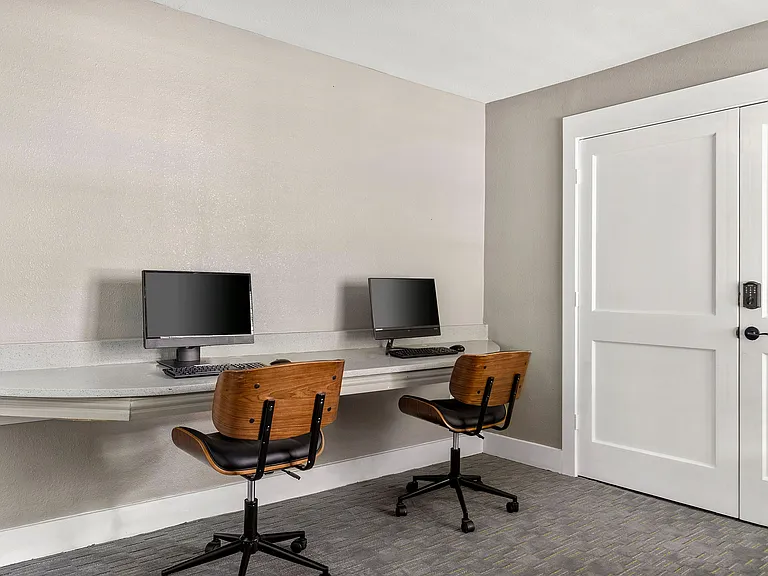C235270_Clubhouse_BusinessCenter_13727